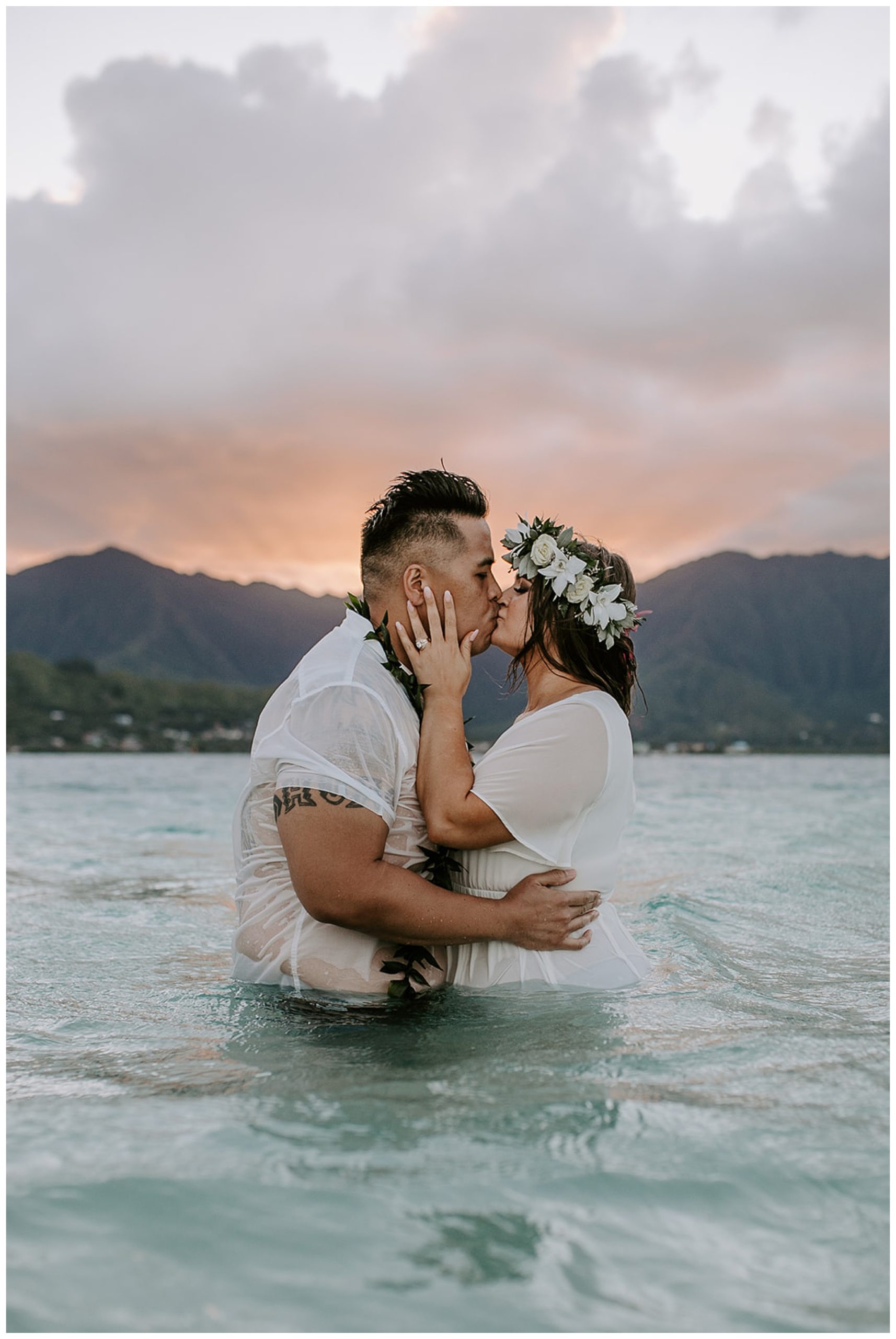hawaii bride and groom kissing at sunset